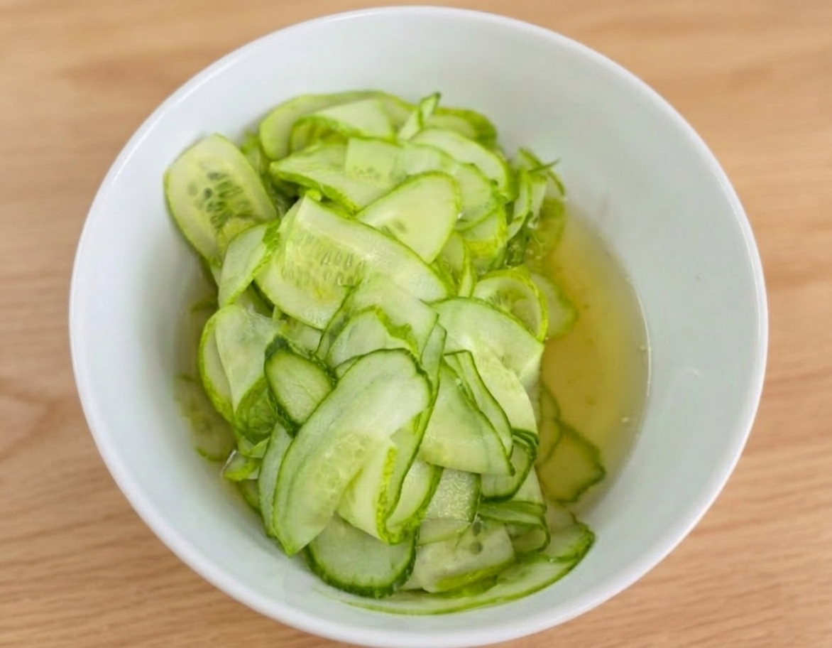 보라카이의 감성 식탁 소금물 삼투압 현상으로 조직이 연화된 오이 슬라이스 절임과 추출된 수분