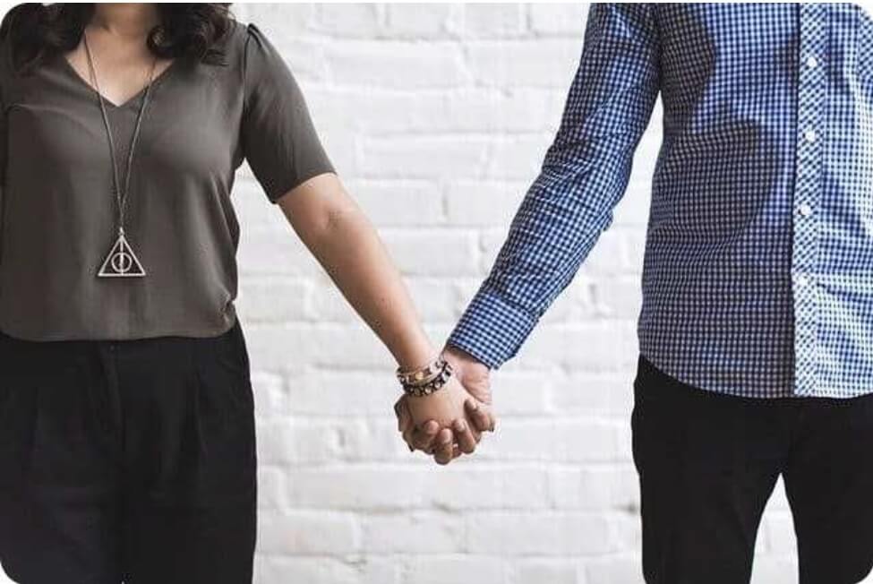 연인이 두 손을 잡고 있다