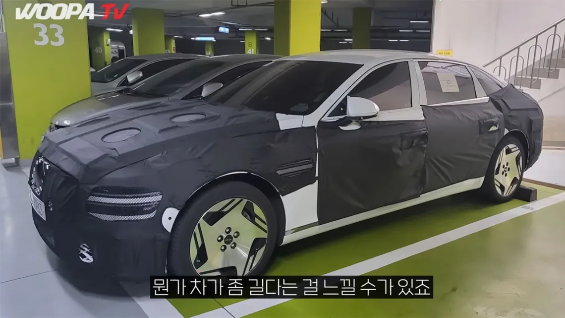 제네시스 G80 페이스리프트가 올 하반기 출시를 앞둔 가운데&#44; &#39;G80 전동화 모델 롱휠베이스&#39; 테스트카가 새롭게 포착돼 눈길을 끈다.