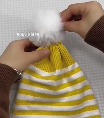 안 입는 스웨터 소매의 기적! 5분 완성 &amp;#39;폼폼이 비니(털모자)&amp;#39; 0원 리폼 비법