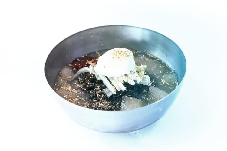 그릇에-담긴-시원한-물냉면