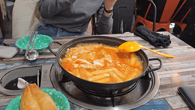 치즈또띠아를 떡볶이에 빠뜨리는 모습