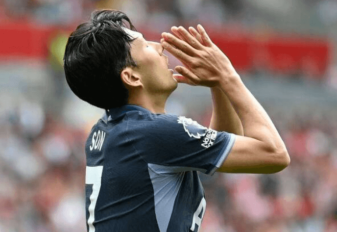 아쉬워 하는 손흥민