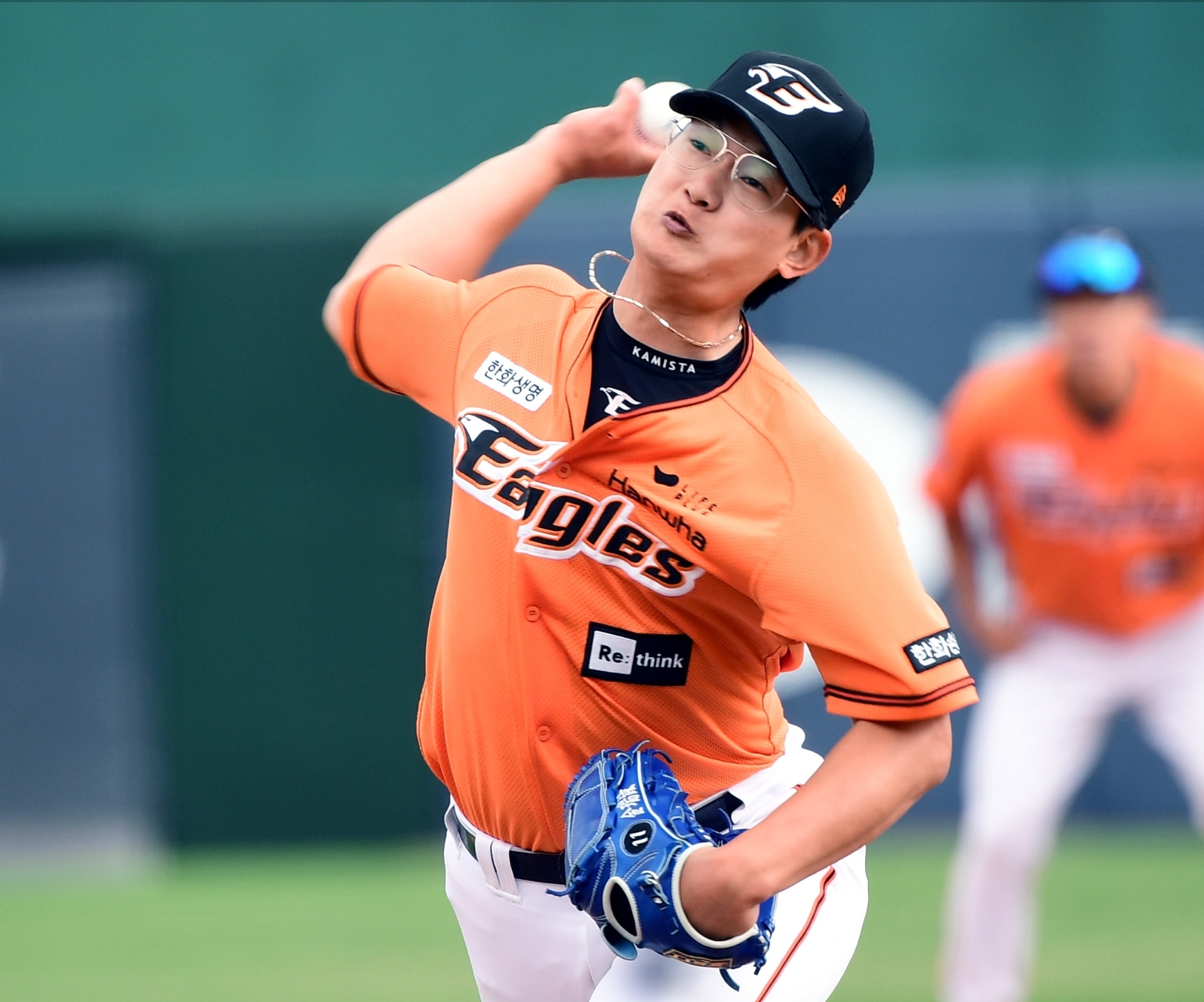 김서현 선수가 공을 던지고 있다.