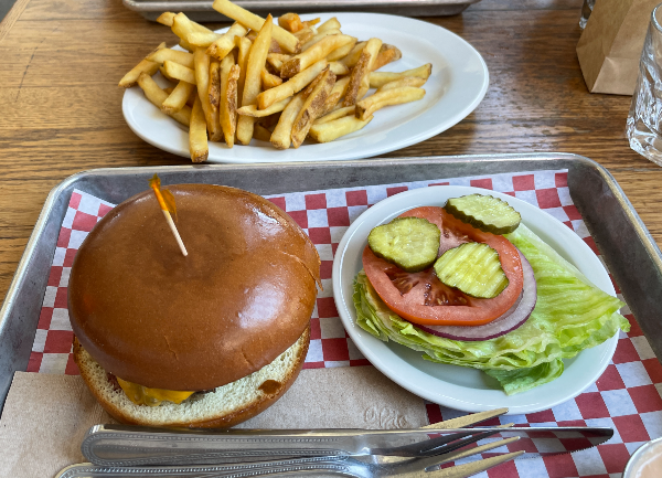 Cassell's Hamburgers 수제버거. 왼쪽에는 번과 치즈, 패티가 이쑤시개에 꽂혀져 있고, 오른쪽 접시에는 햄버거 안에 들어가는 채소가 따로 담겨져 있다.