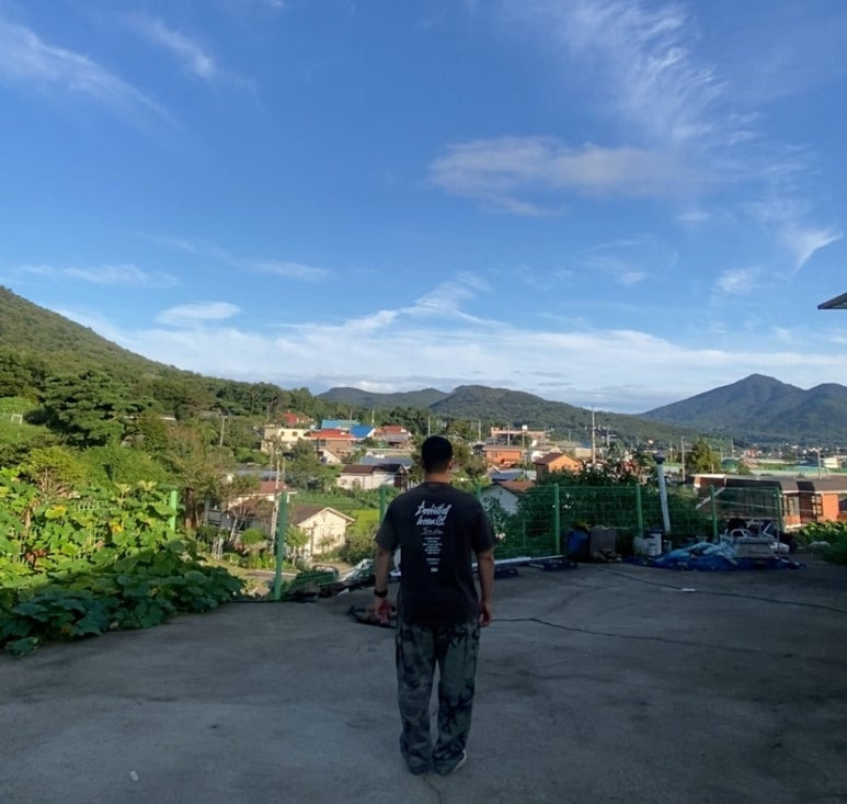 데일리룩(2025. 9. 17.)크림소다랩 스톤워싱 피그먼트 블랙화이트 반팔티셔츠, 플루크 와이드 카모 카고밀리터리 팬츠, 반스 올드스쿨 블랙화이트, 루미녹스 오렌지 블랙 3954