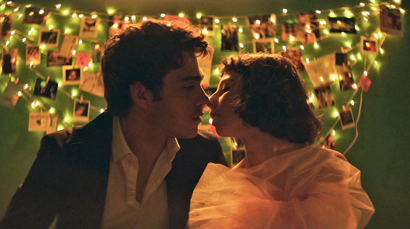 키스하는 남녀의 모습