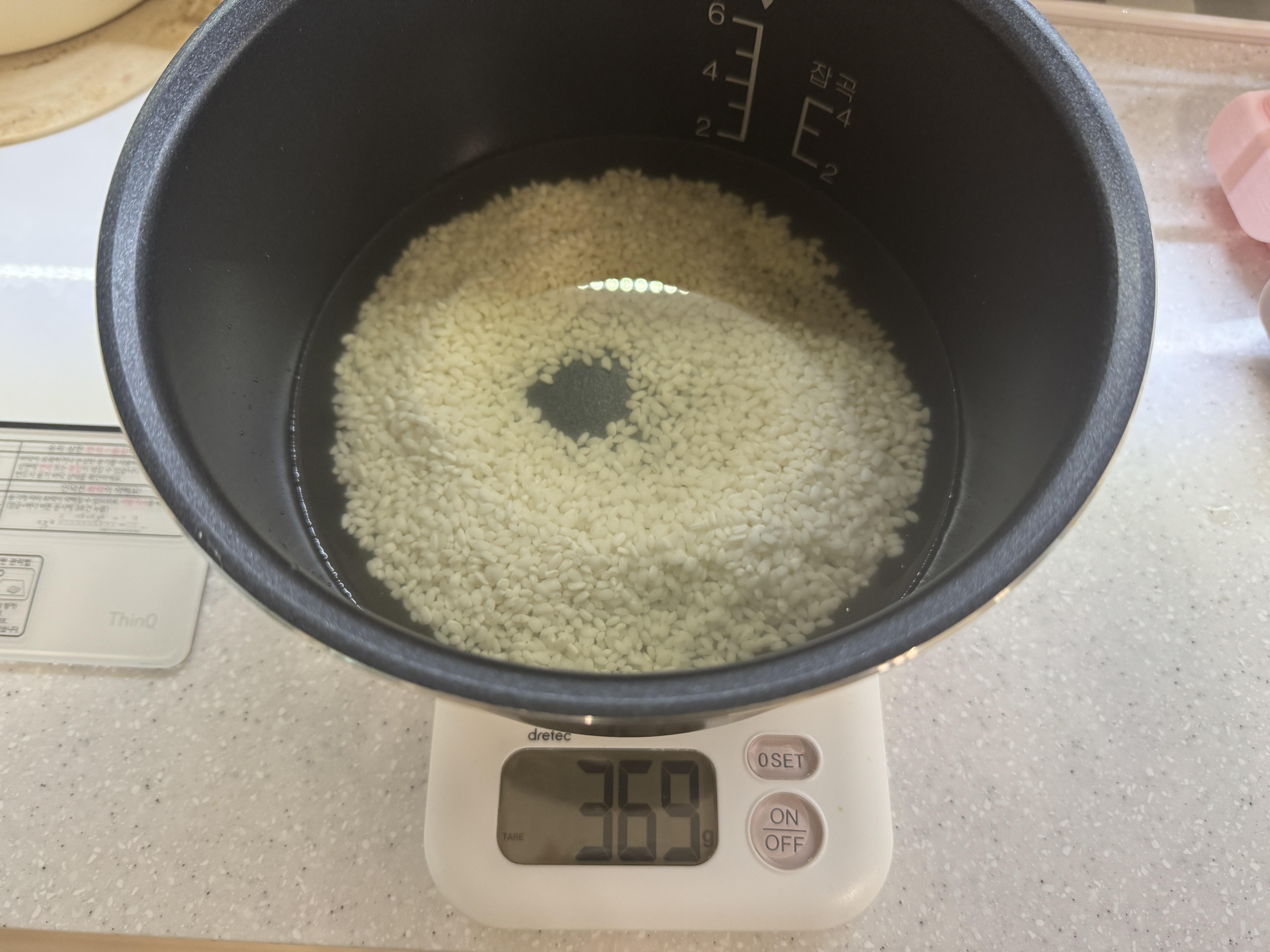 불린 쌀에 채수를 넣은 사진