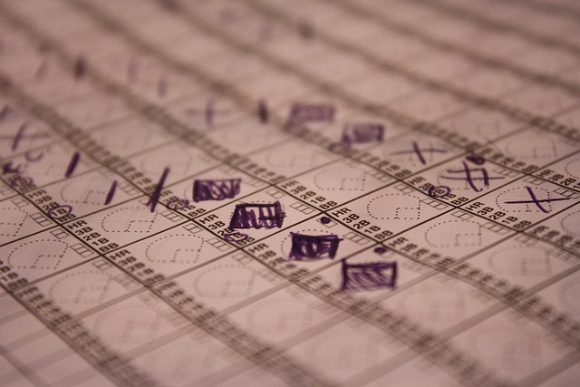 야구 스코어북이나 기록지에 펜으로 'HR', '2B', 'BB', 'X' 등 야구 기호가 복잡하게 기록되어 있는 모습