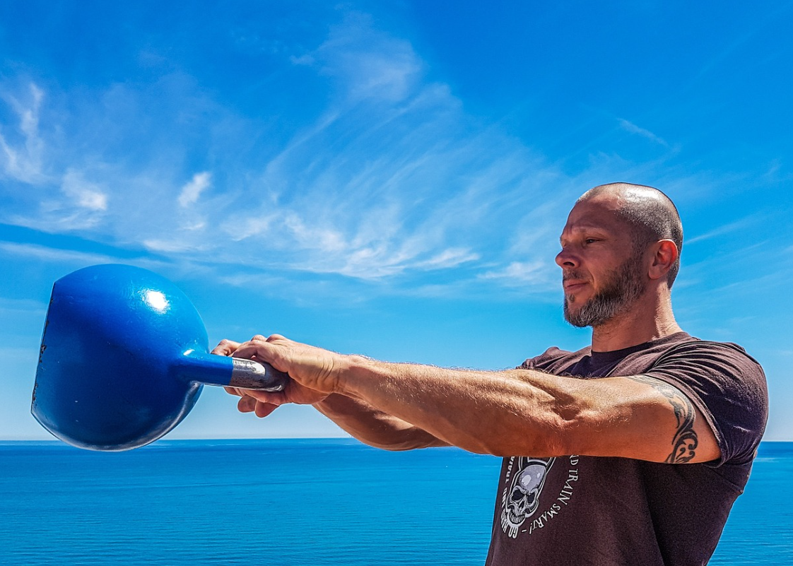 케틀벨 운동 입문 가이드: 케틀벨 스윙(Kettlebell Swing) 자세와 코어&middot;전신 칼로리 소모 효과