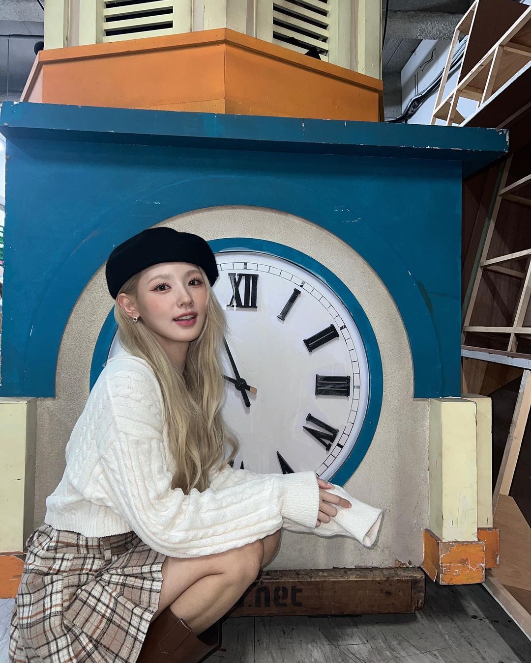 시계 소품 앞의 미연