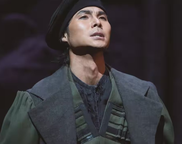 테너 이용훈의 노래하는 모습