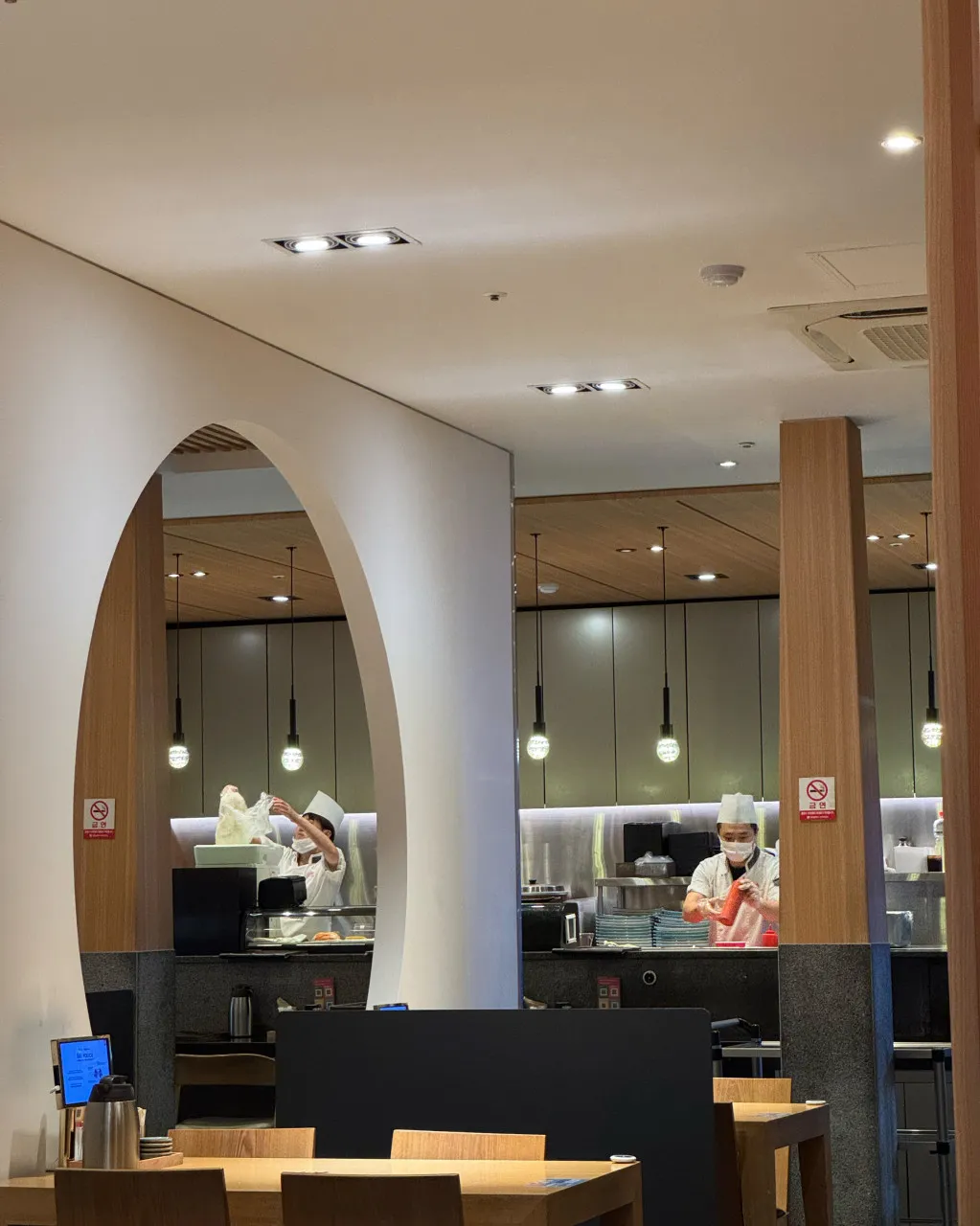 상무초밥 실내 내부 1