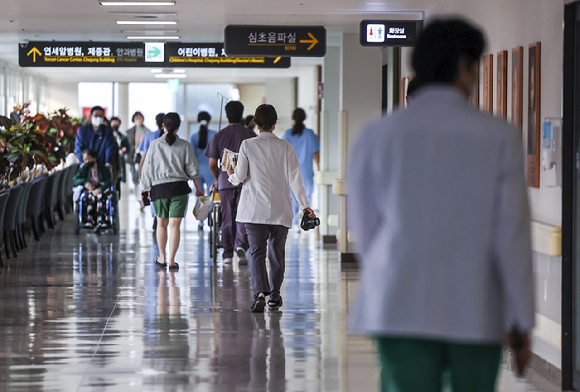서울시내 대학병원에서 의료진이 이동하고 있다. 본 기사와는 무관한 이미지. [사진=뉴시스]