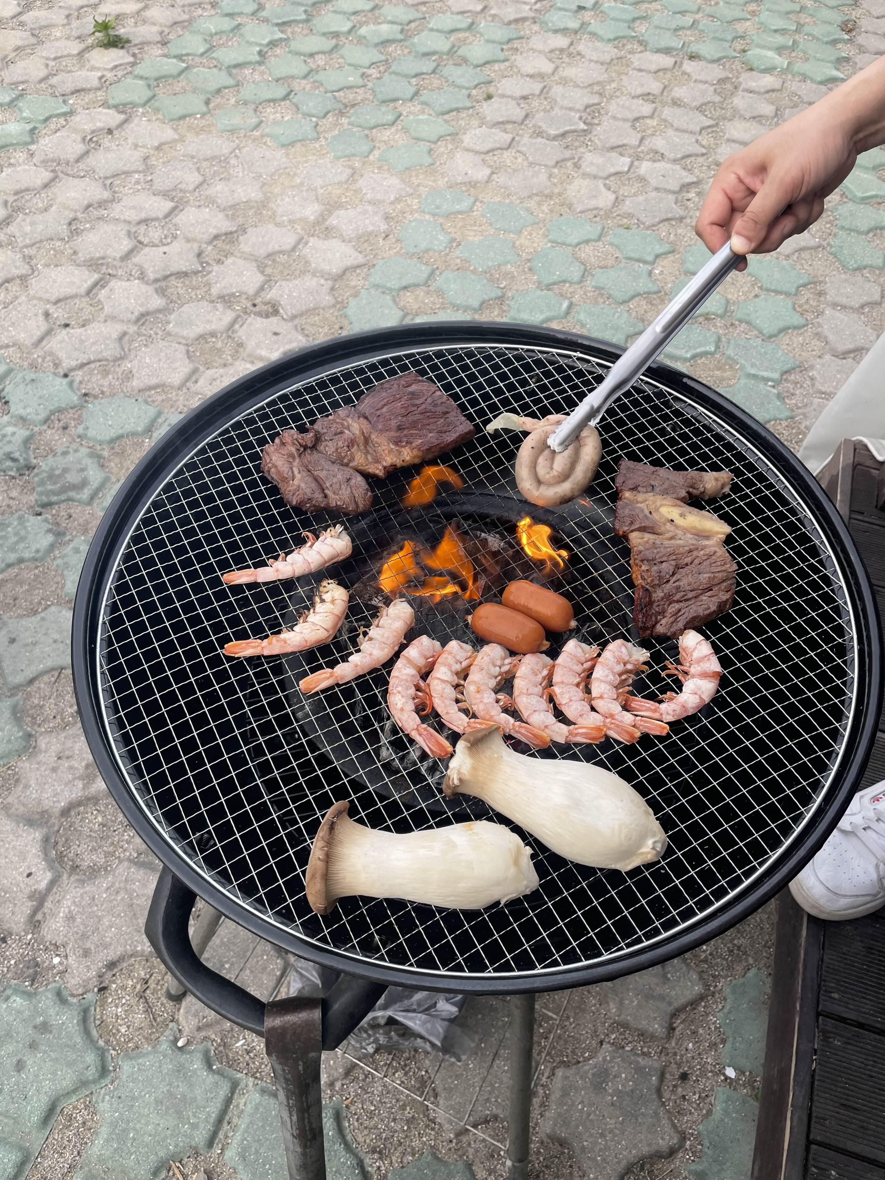 소고기와 새우를 굽고 있다