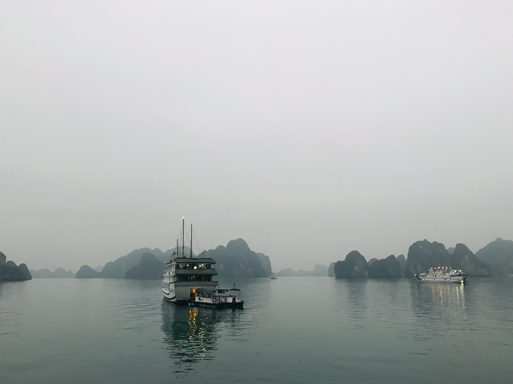 하롱베이 크루즈 저녁식사전 바다정차 모습