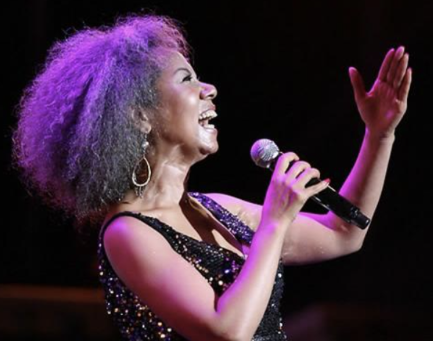 무대에 올라 열창중인 인순이