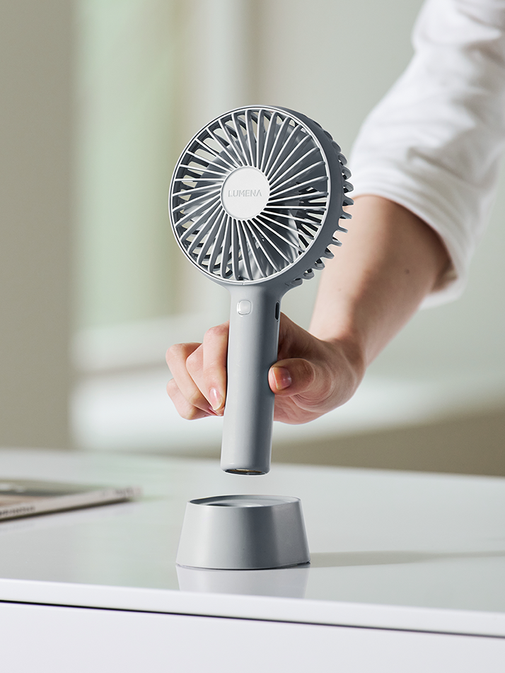 휴대용 선풍기를 들고 있는 모습