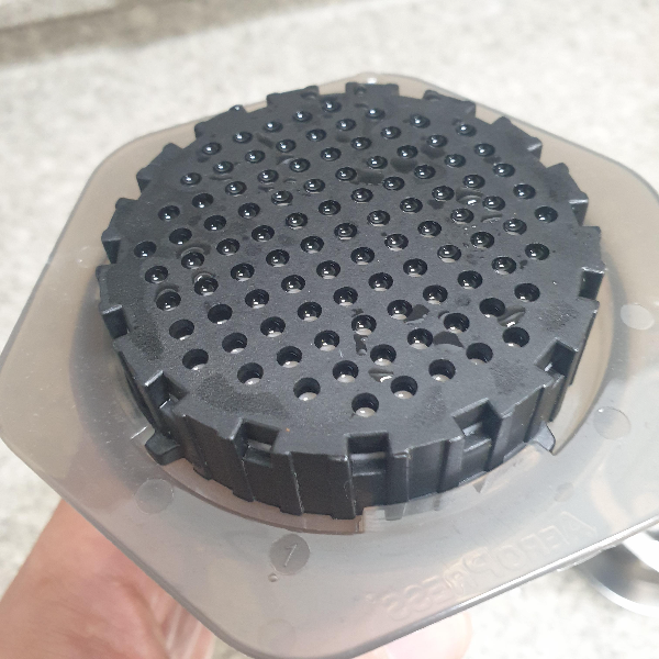 에어로프레스 몸통에 캡을 씌운 상태. 캡이 위에 있는 모습