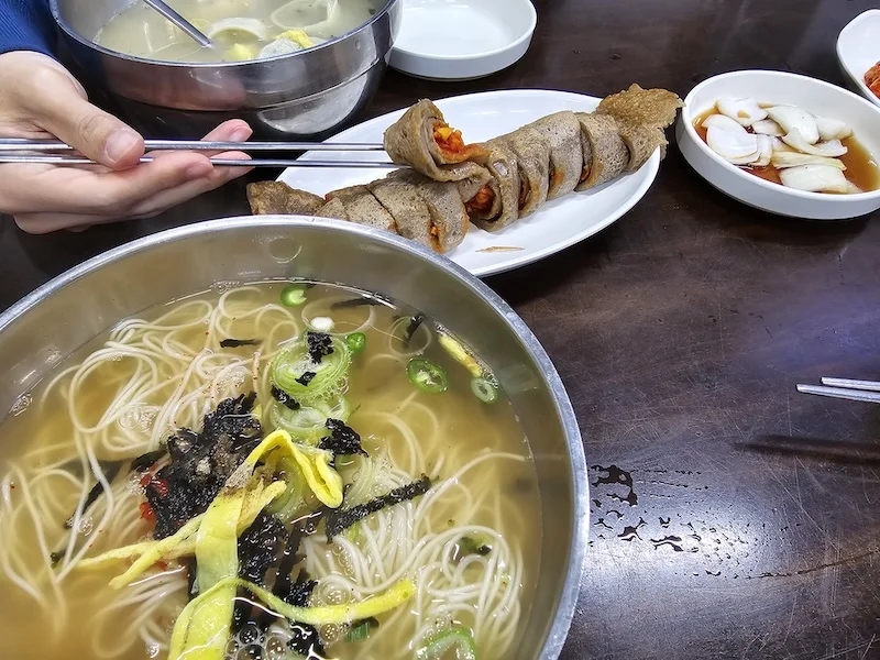 체부동잔치집 서촌 로컬 맛집 경복궁역 맛집 잔치국수 메밀전병 만두국