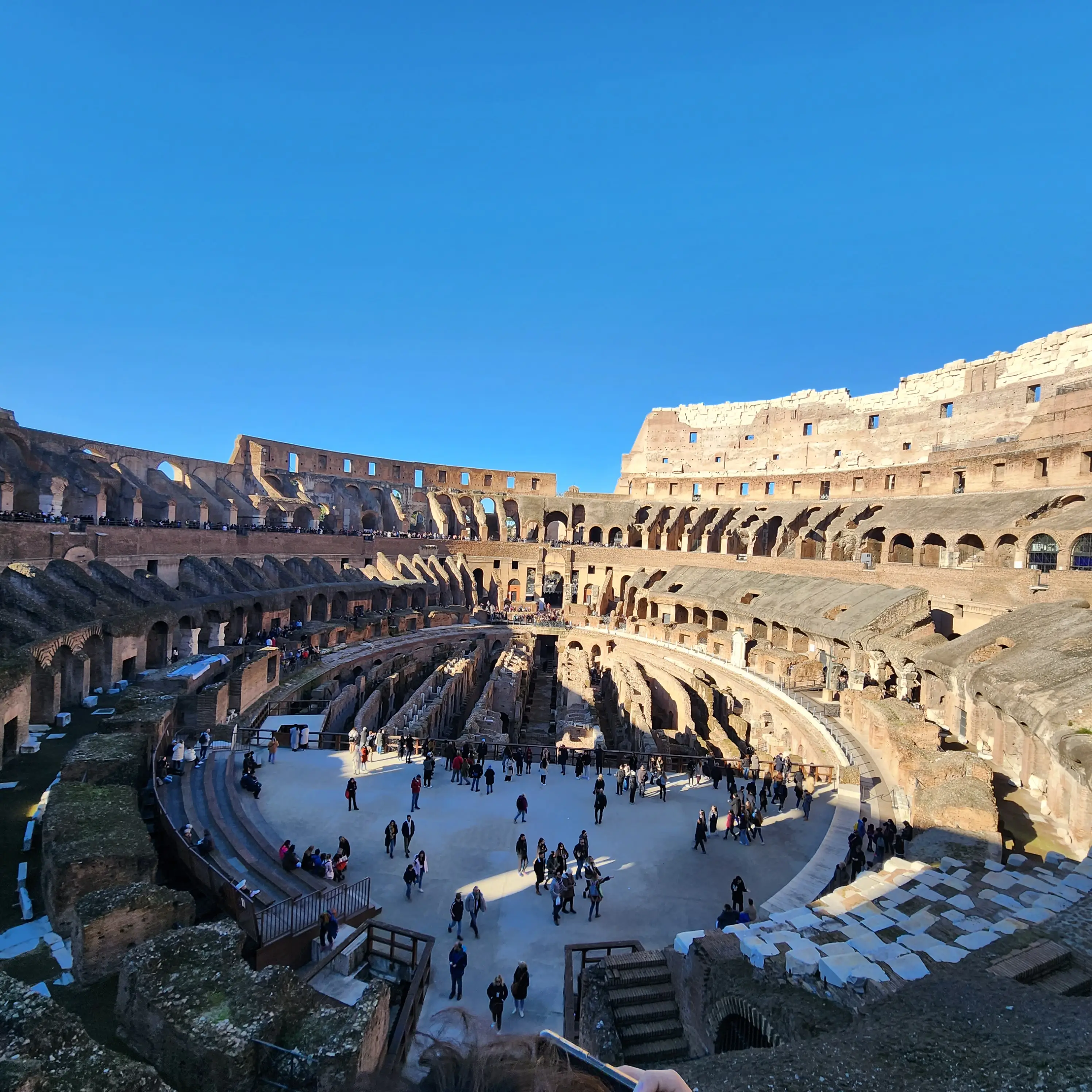 내부-원형-경기장-사람들