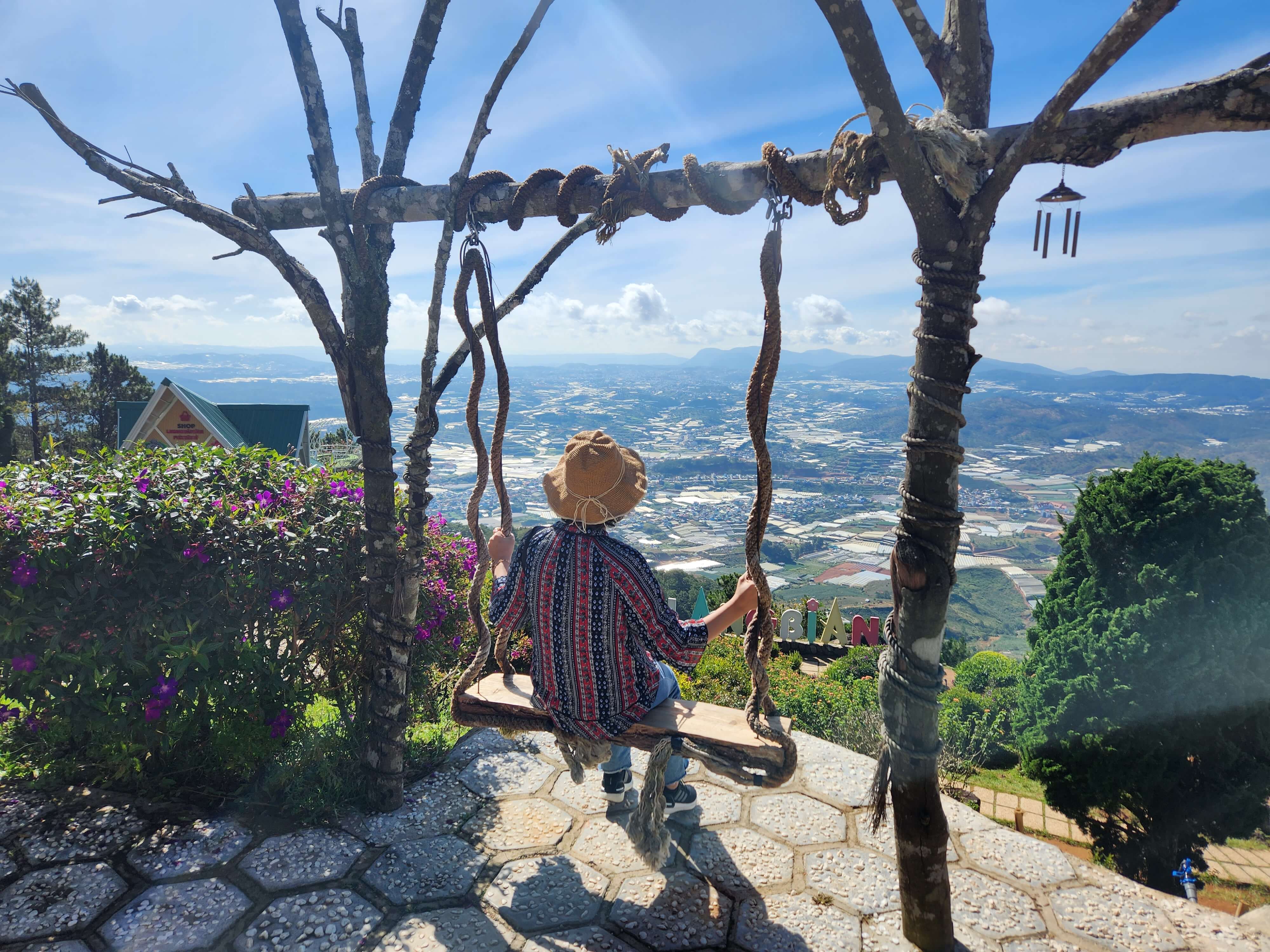 달랏의 전경을 바라보며 랑비앙 공원 그네에서 찍은 사진