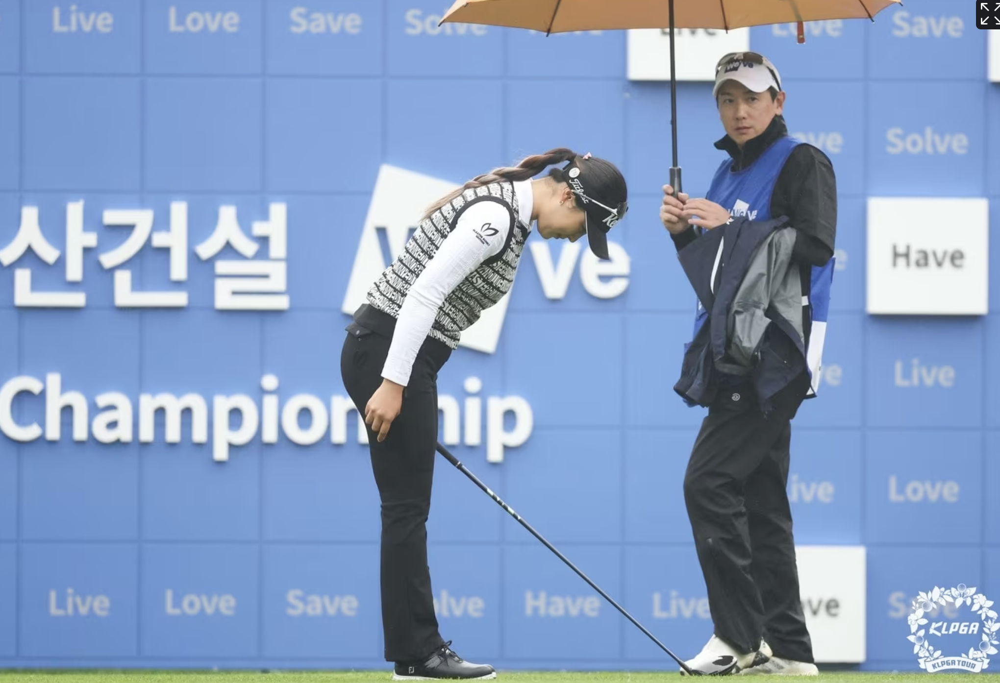 징계가 3년에서 1년 6개월로 감면되 복귀 후 첫 대회에 나선 윤이나의 갤러리들을 향한 사죄의 인사