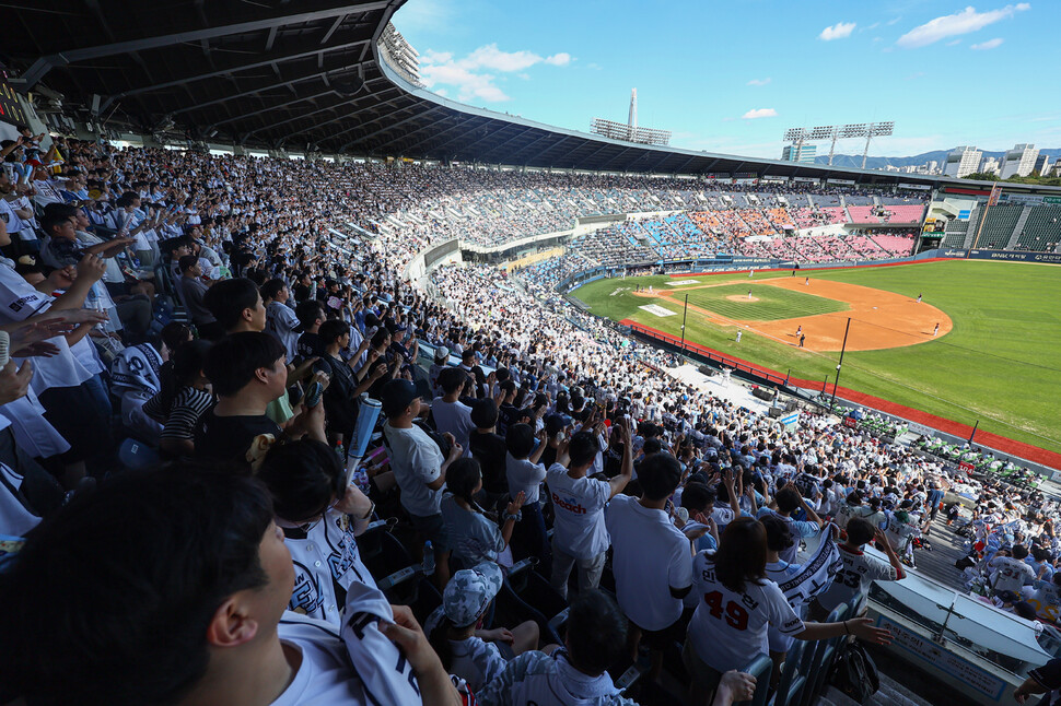 야구장에서 야구를 관람하는 사람들의 모습