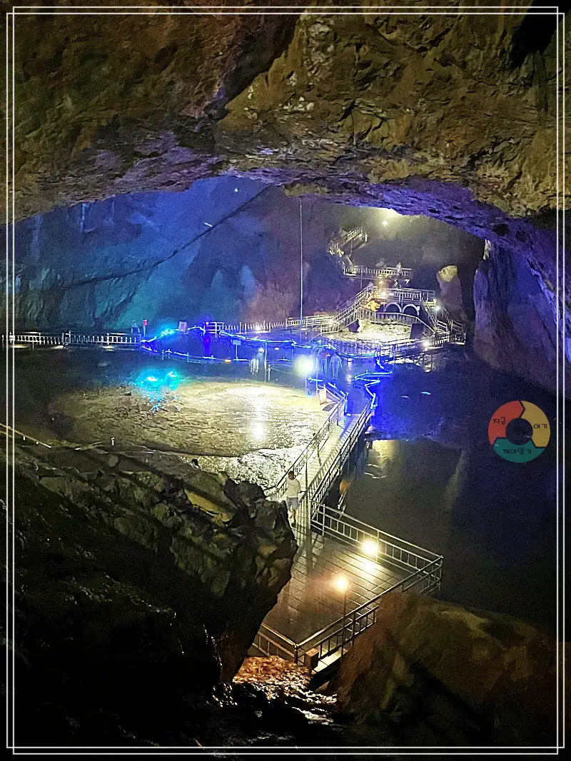 환선굴_동굴내부-파란조명-철제다리