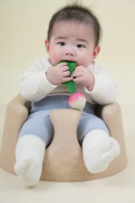 말랑한 장난감 가지고 노는 모습