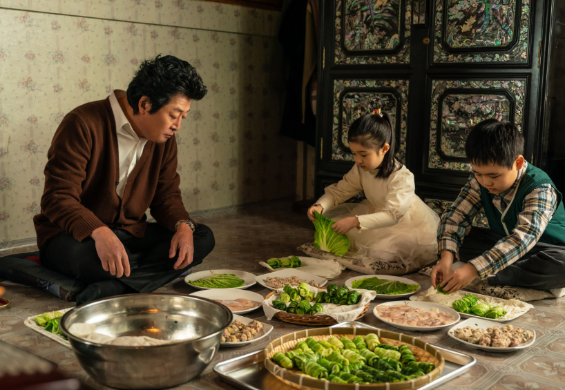 영화 대가족, 아이들과 문중만두를 빚는 무옥