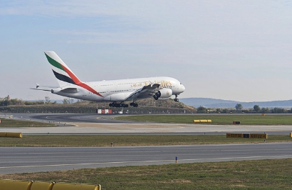 이륙하는 비행기 사진