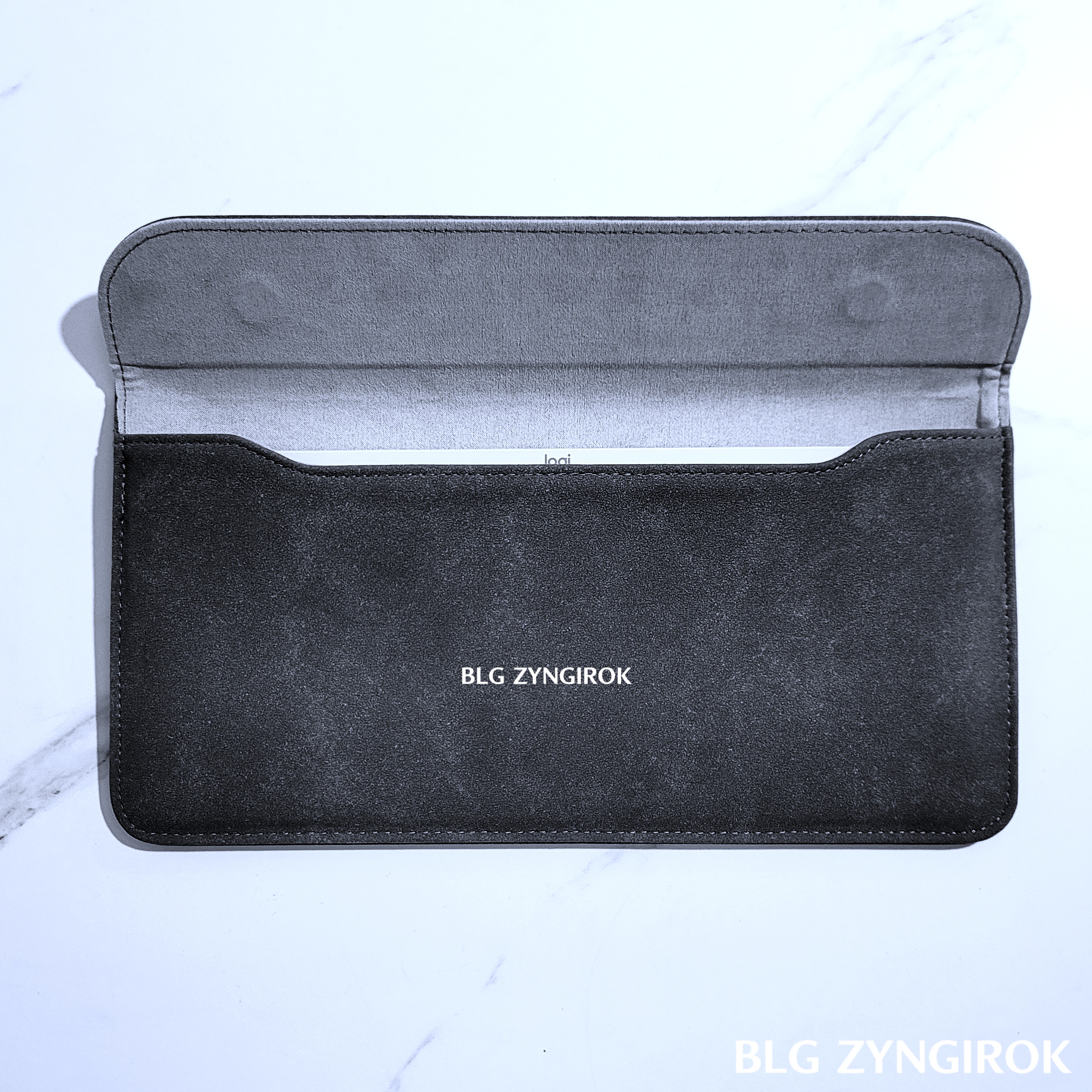 로지텍 키보드 케이스에 키보드가 담겨있는 모습이다.