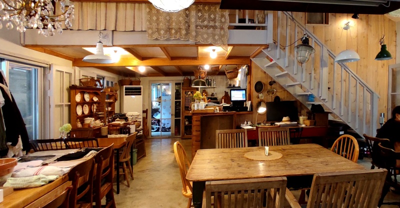 하얀 레이스와 샹들리에 앤티크가구들이 확 트인공간에 예쁘게 배치되어있는 작업실 공간