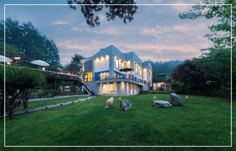경기도-양평에-위치한-펜션의-정원과-현대적인-건물의-전경