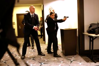 백악관 만찬 총격 아수라장 트럼프 피신 (영상)