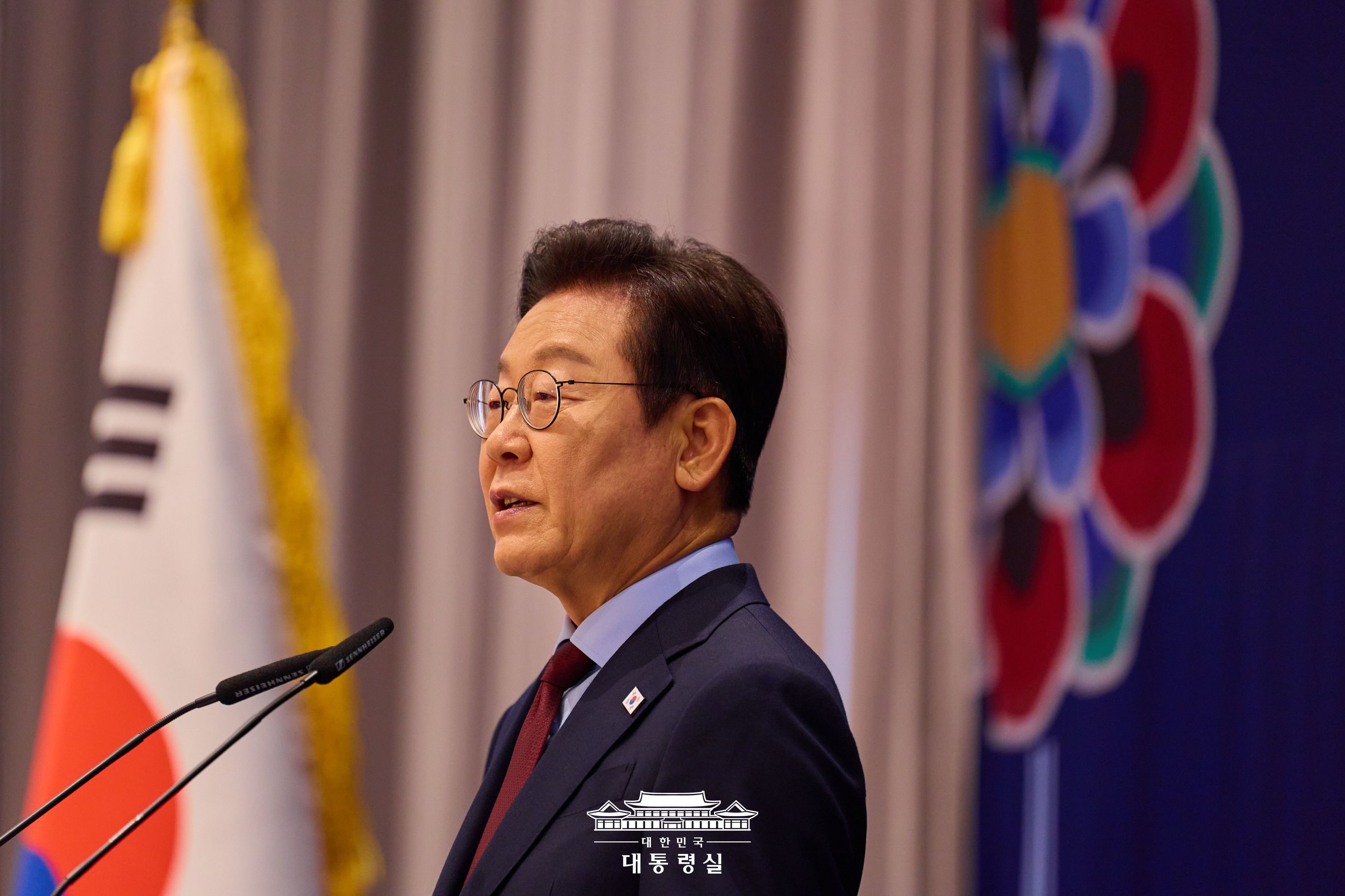 오벌오피스 모두발언(이미지 업로드 슬롯)