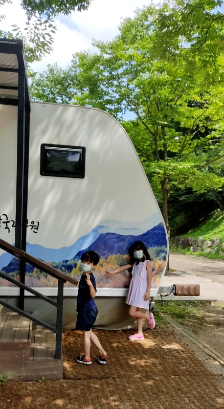 카라반 체류형 에서 포즈 취하는 아이들