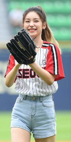 LG 트윈스 ITZY 채령 예지 시구 사진 SSG랜더스