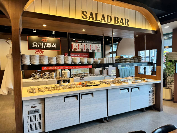 샐러드바에 담겨진 야채와 반찬들