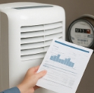 사람의 손 이 종이를 들고 있는 모습