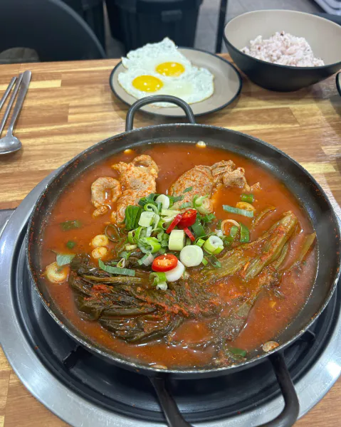 기다려야 제맛 갓김치찌개