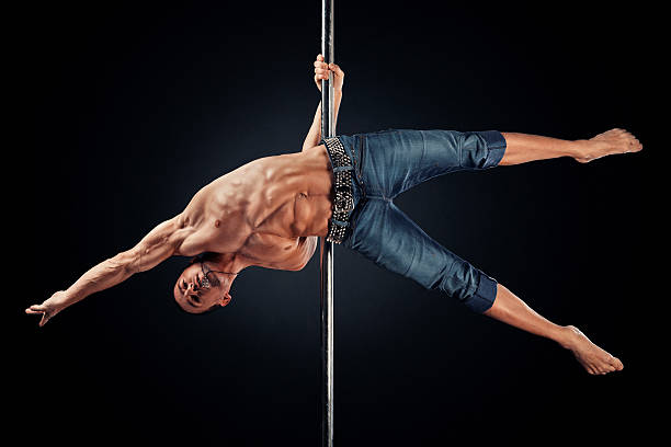 남성폴댄서의 한 손 자네이로