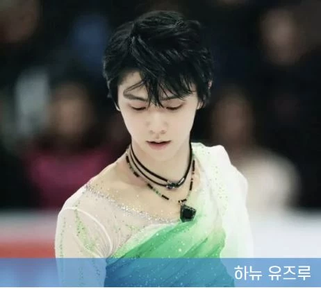 하뉴 유즈루 무대에서 포즈 취하고 있는 모습