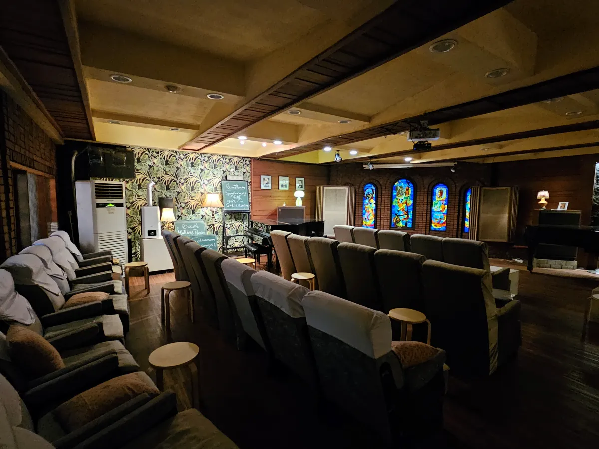 따뜻한-분위기의-카페-내부-공간