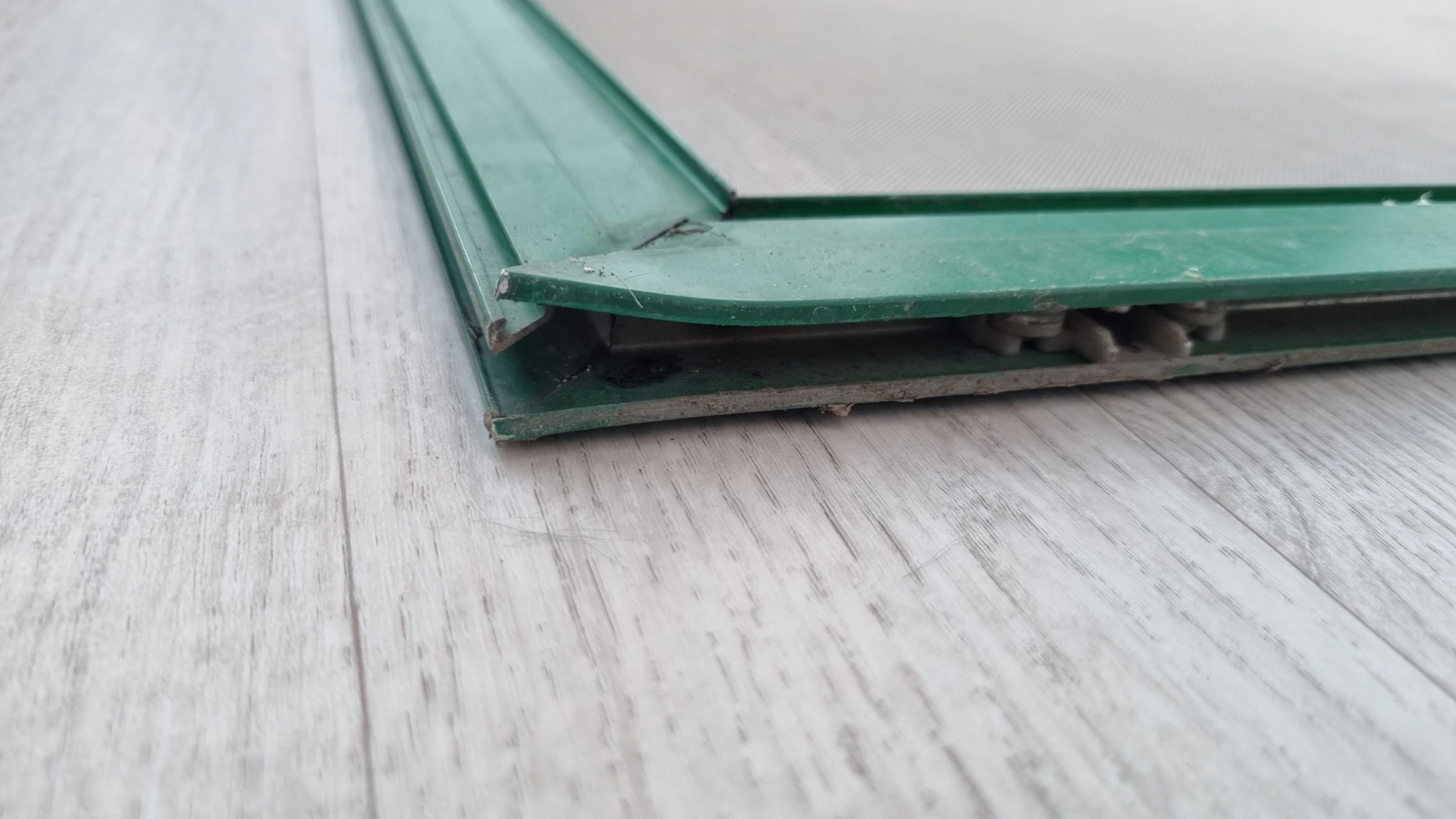 방충망 틀 프레임 벌어진 모습