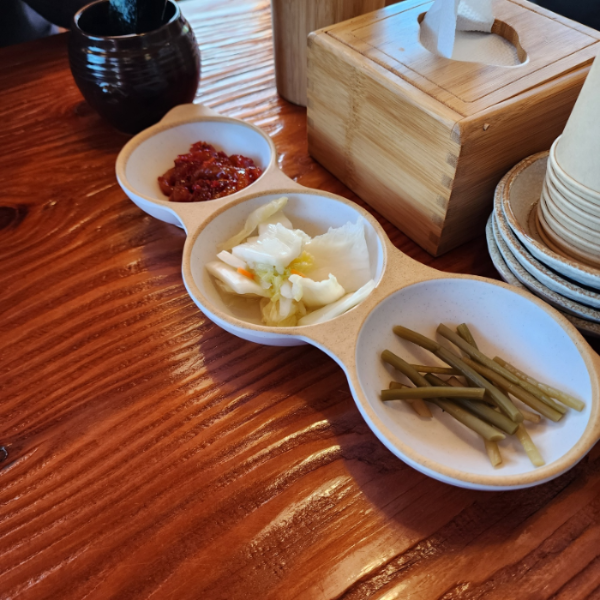 황남비빔밥-기본반찬-젓갈-배추김치-마늘쫑