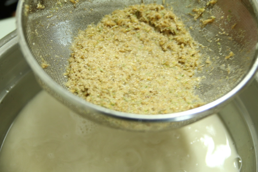 엿기름 거르는 모습