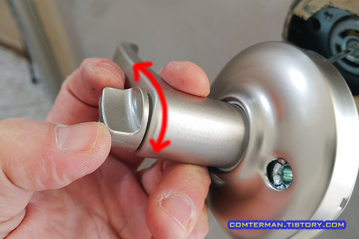 현관문 안쪽 손잡이 잠금 장치