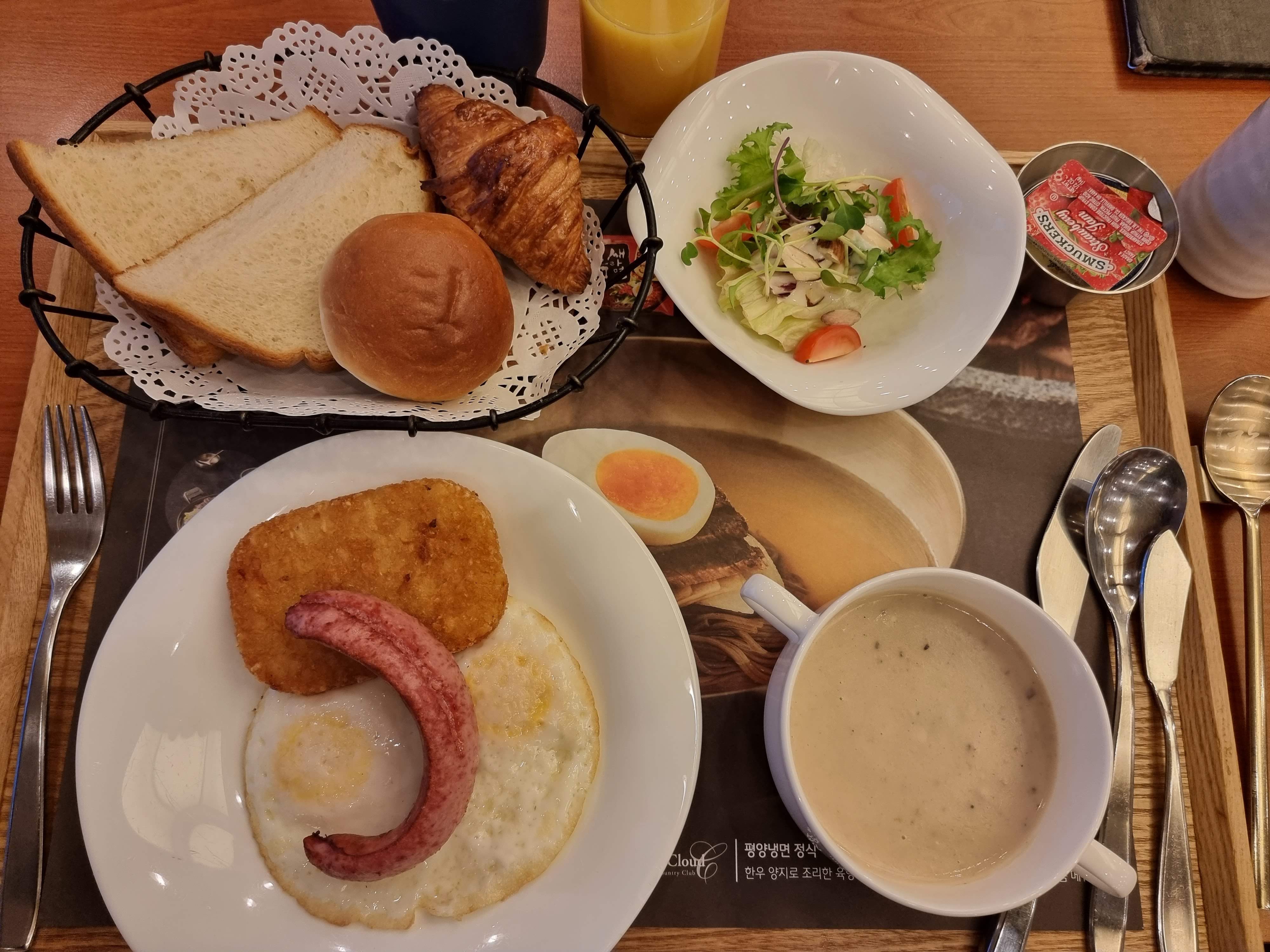 클럽하우스의 서양식 조식세트